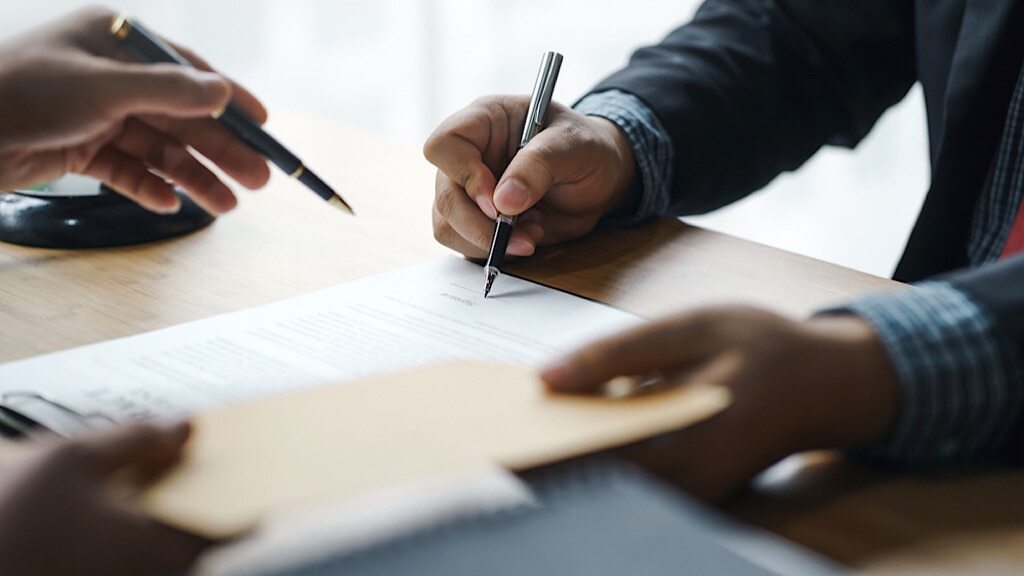会社が倒産する際に必要な手続きとは？流れや避けるためのポイントを解説