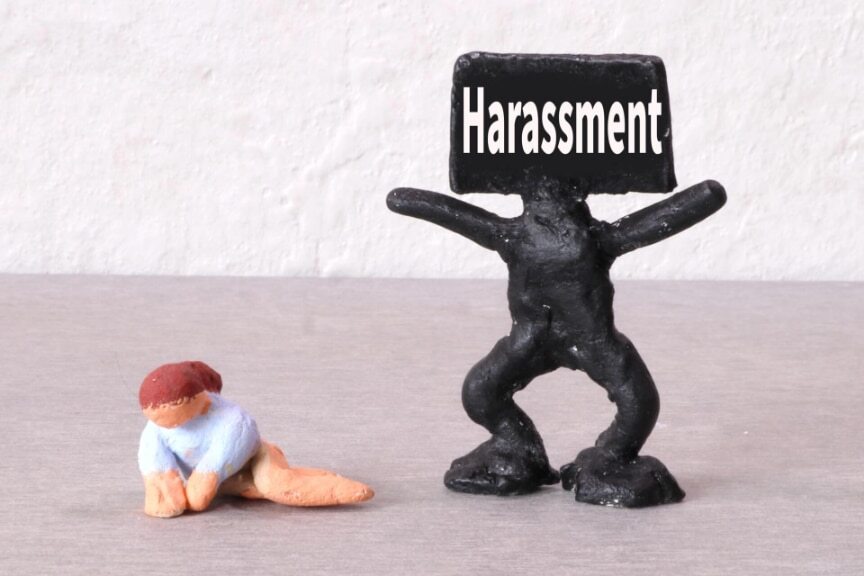 セクハラで訴えられたら？判断基準や対処法も解説