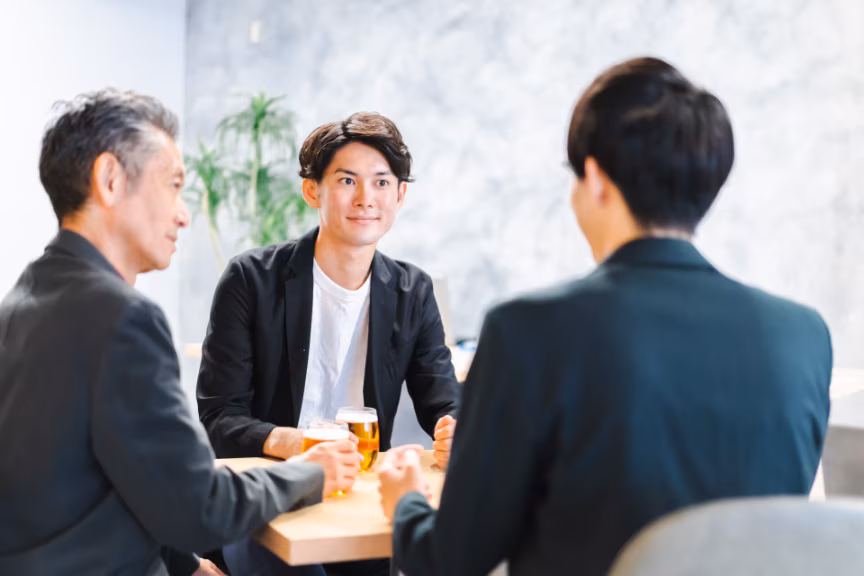 仕事中の飲酒（隠れ酒）は処分対象？ノンアルコールは？処分や対策を解説